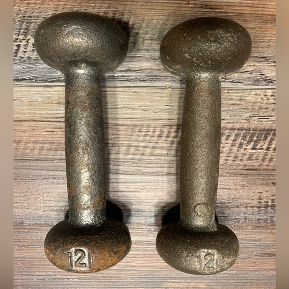 Vintage Pair of Cast Iron 2 Pound Round Dumbbells Weights Workout - Picture 2 of 4